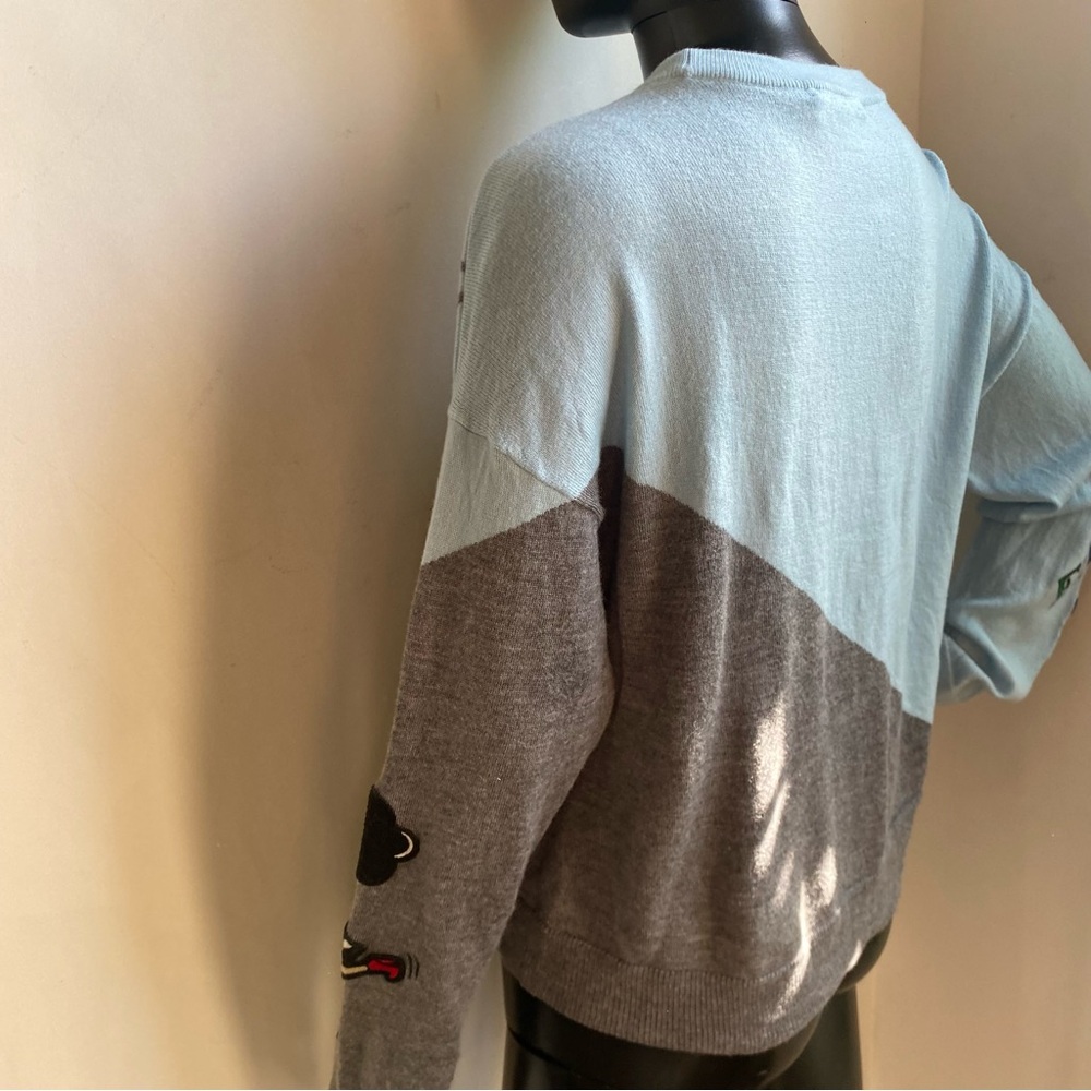 Alice + Olivia Sky Blue and Gray Travel Patch Crewneck Sweater - Picture 7 of 10
